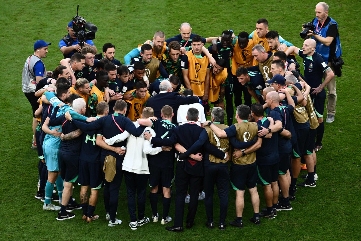 Socceroos's tweet photo. Together 💚💛 https://t.co/JpL0Zxeeqx