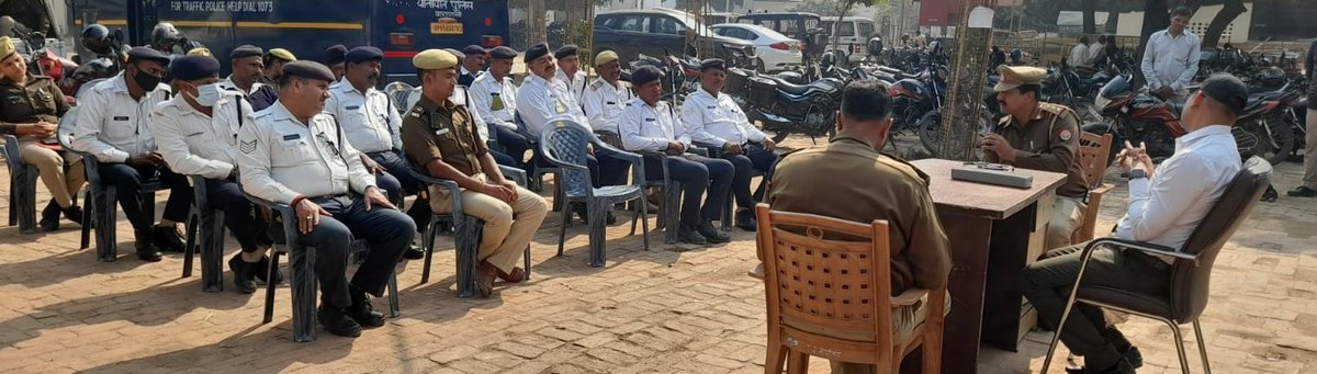 यातायात पुलिस लाइन में "सड़क सुरक्षा-जीवन रक्षा" के अन्तर्गत गोल्डेन आवर में जान बचाने के संबंध में की जाने वाली कार्रवाई व सावधानियों के बारे में, चिकित्सक डा. रघुवंश द्वारा विस्तार से बताया गया।
<a href="/varanasitraffic/">Varanasi Traffic Police</a> <a href="/Uppolice/">UP POLICE</a> <a href="/SatishBharadwaj/">A. Satish Ganesh🇮🇳</a> <a href="/Addldcp_traffic/">Addl. DCP Traffic VNS</a>