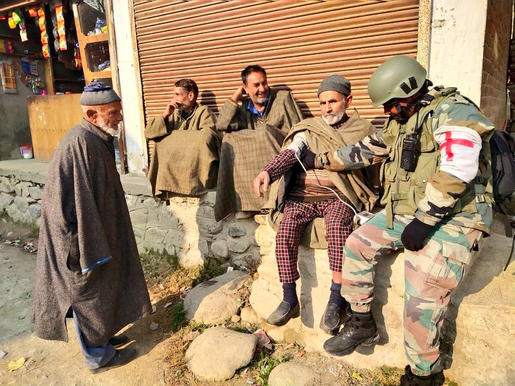 Whiteknight_IA's tweet photo. #IndianArmy
organised an Interaction with Bakkarwals &amp; Dera Heads in Sunderbani to discuss various issues pertaining to their safety &amp; address their  administrative concerns.
#IndianArmyPeoplesArmy

@adgpi
@NorthernComd_IA https://t.co/ZfCxGPySME