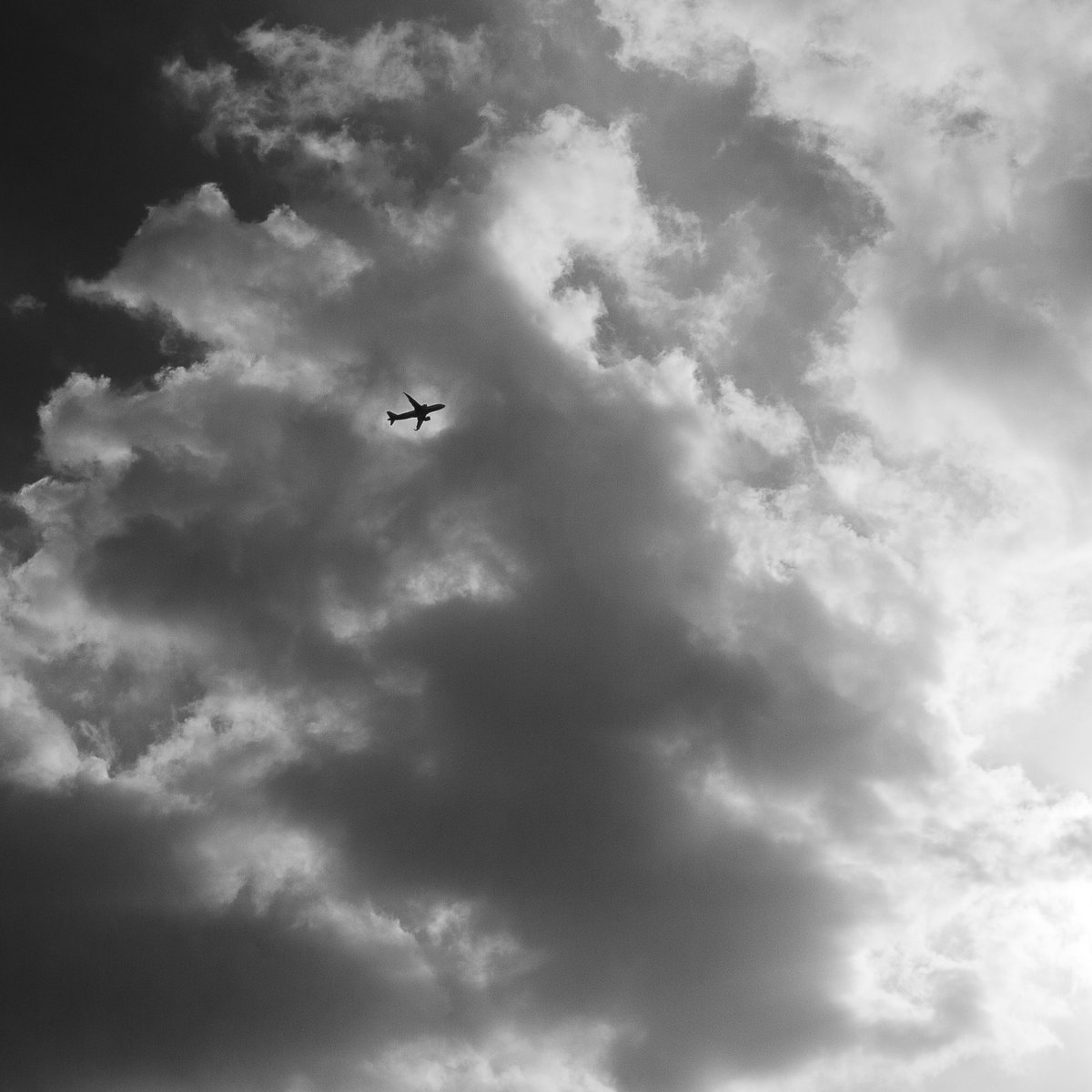 CasiPitik's tweet photo. Olympus E-PM1 with Lumix 20mm F1.7. Natimingan na nasa maliwanag na part yung eroplano. 

#olympusepm1 #olympusCamera #lumix20mm #airplane https://t.co/2YfXynOIdh