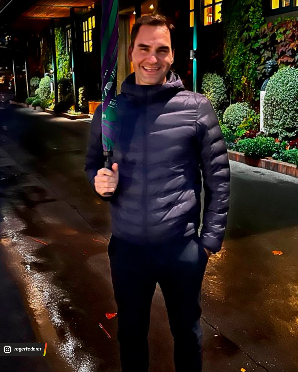 ESPNtenis's tweet photo. Roger sonriendo en Wimbledon es todo lo que está bien. 😍♥️ https://t.co/FYv3hrSYFB