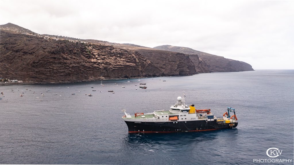 Yay!!! Yet another #ship to capture with the #drone 
This time it’s the #rrsdiscovery here to conduct research around #StHelena waters in the MPA.

@ukgovbluebelt @StHelenaGovt @NatGeoUK @StHelena_online @MarineTraffic @JamesBellOcean @Paul_Whomersley @kirstjjj