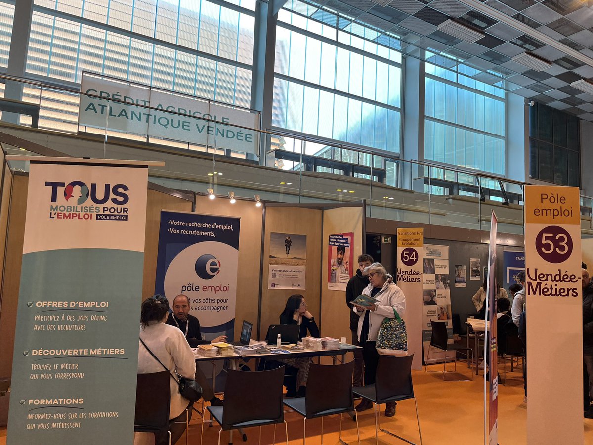 dauchez_anne's tweet photo. #VM85 Pour orienter, informer sur les formations professionnelles et l’accompagnement vers l’emploi @poleemploi_PDL est présent aux côtés des organismes de formation vendéens et des partenaires de l’emploi #TousMobilisés pour ↗️ les compétences et ⏭️ le plein emploi https://t.co/Poszen0BgJ