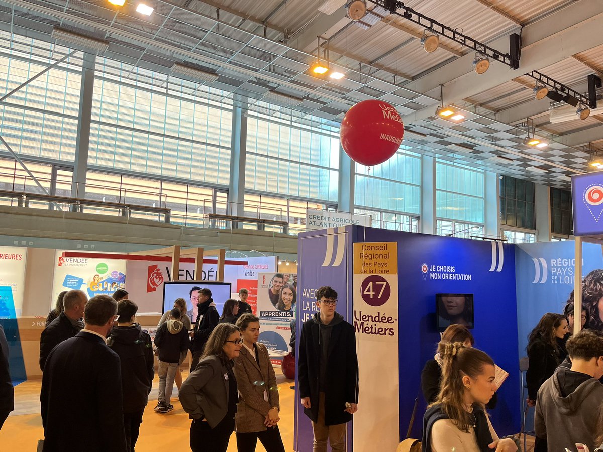 dauchez_anne's tweet photo. #VM85 Pour orienter, informer sur les formations professionnelles et l’accompagnement vers l’emploi @poleemploi_PDL est présent aux côtés des organismes de formation vendéens et des partenaires de l’emploi #TousMobilisés pour ↗️ les compétences et ⏭️ le plein emploi https://t.co/Poszen0BgJ