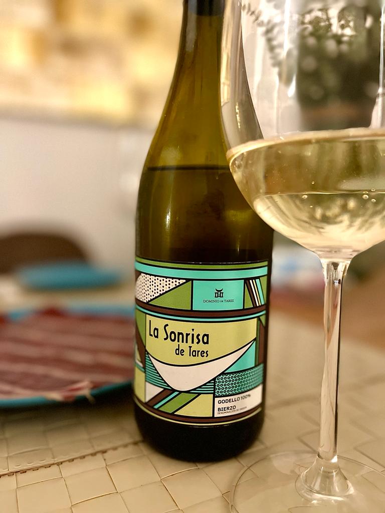 Siempre hay que poner una SONRISA en nuestras mesas. Un buen #godello lo disfrutamos también en otoño 🍁 en un aperitivo con amigos, en comidas familiares o en un agradable tardeo. Siempre con La Sonrisa.
#winelover <a href="/DOBierzo/">C.R.D.O. Bierzo</a> #ElBierzoAlto