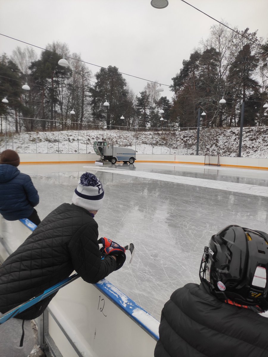 Hautuukka's tweet photo. Legendaarinen Koulukadun kenttä avattu. Hyvässä kunnossa oleva jää. #zamponi #yhteishenki https://t.co/RxrwOdSZA6