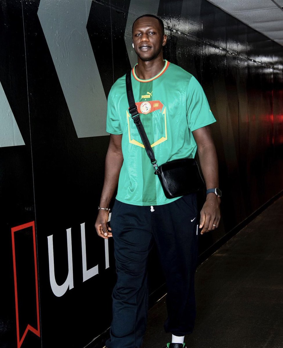 taggatsn's tweet photo. Gorgui Dieng avec le maillot du #Sénégal, hier, avant son match de Nba.

#Taggat https://t.co/v4zaO0AFUe