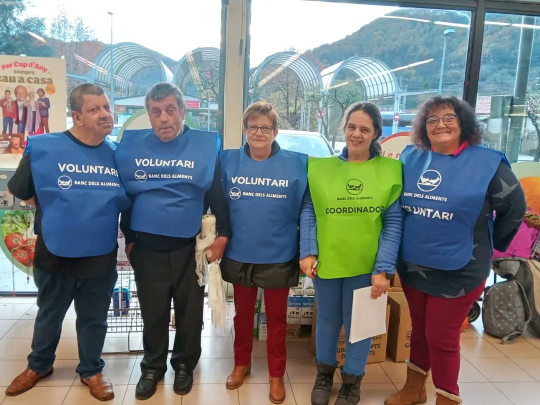 fundaciomap's tweet photo. Un any més, fent de voluntaris i voluntàries al #GranRecapte. Encara sou a temps d'ajudar a omplir les reserves dels bancs d'aliments. Perquè ajudar omple!
@GranRecapte
#Aliments #Ripoll #Ripollès #voluntariat #bancaliments #FundacióMAP #Comunitat #participació #territori https://t.co/eWyAlQnBfE
