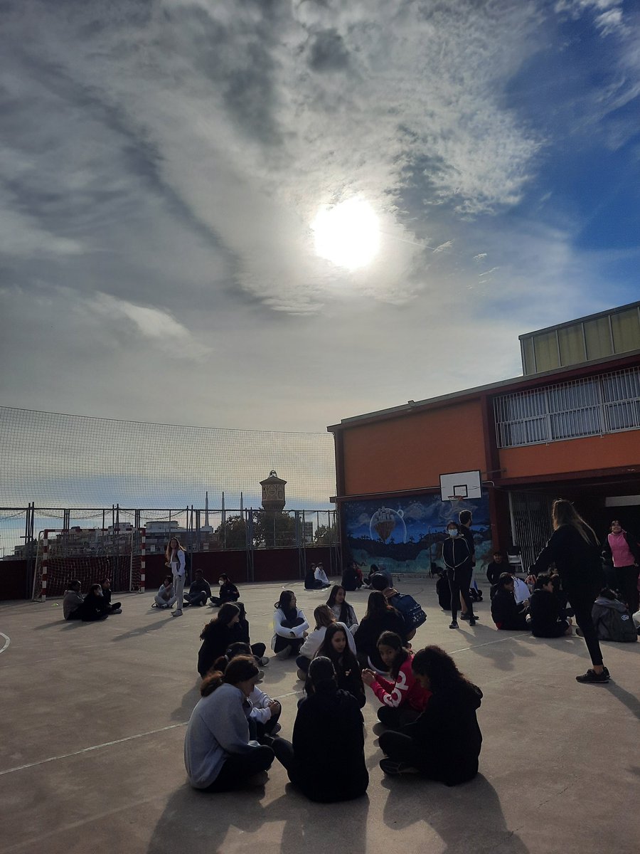 XEASC's tweet photo. Ara mateix més de 130 joves participant a la jornada esportiva contra la discriminació de gènere i la violència masclista. Perquè volem inclusió, igualtat d'oportunitats i sentir-nos segures..i el volem en equip, noies i nois, perquè és cosa de tothom. Som-hi! https://t.co/1e8H7UYlg7