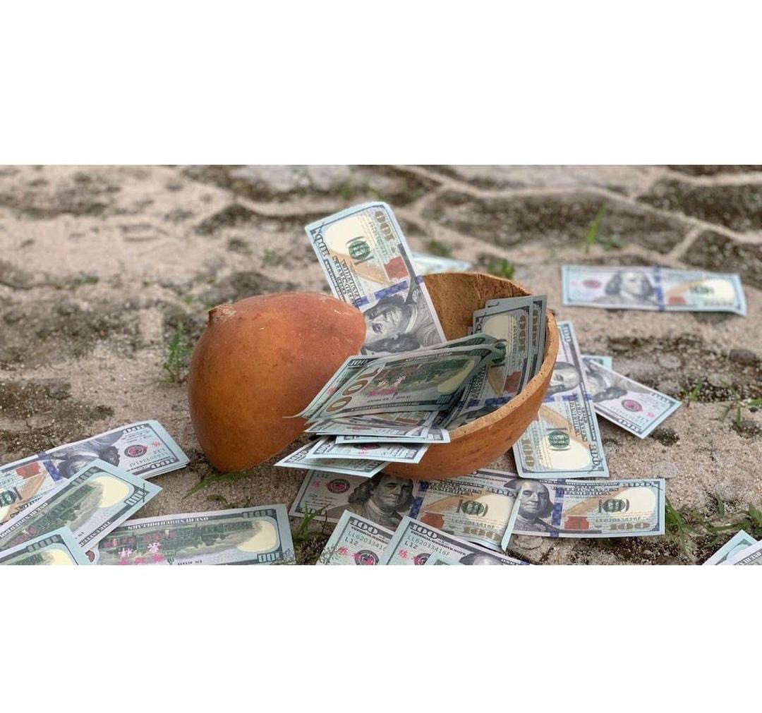 Naija_PR's tweet photo. If you come across this, Are you taking the money?? https://t.co/MCteqsfb91