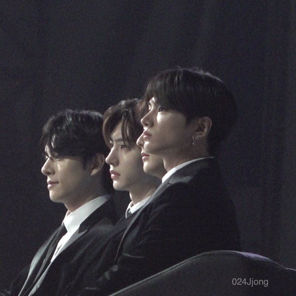 ในกรณีนี้ต้องกราบแบบเบญจางคประดิษฐ์เท่านั้น