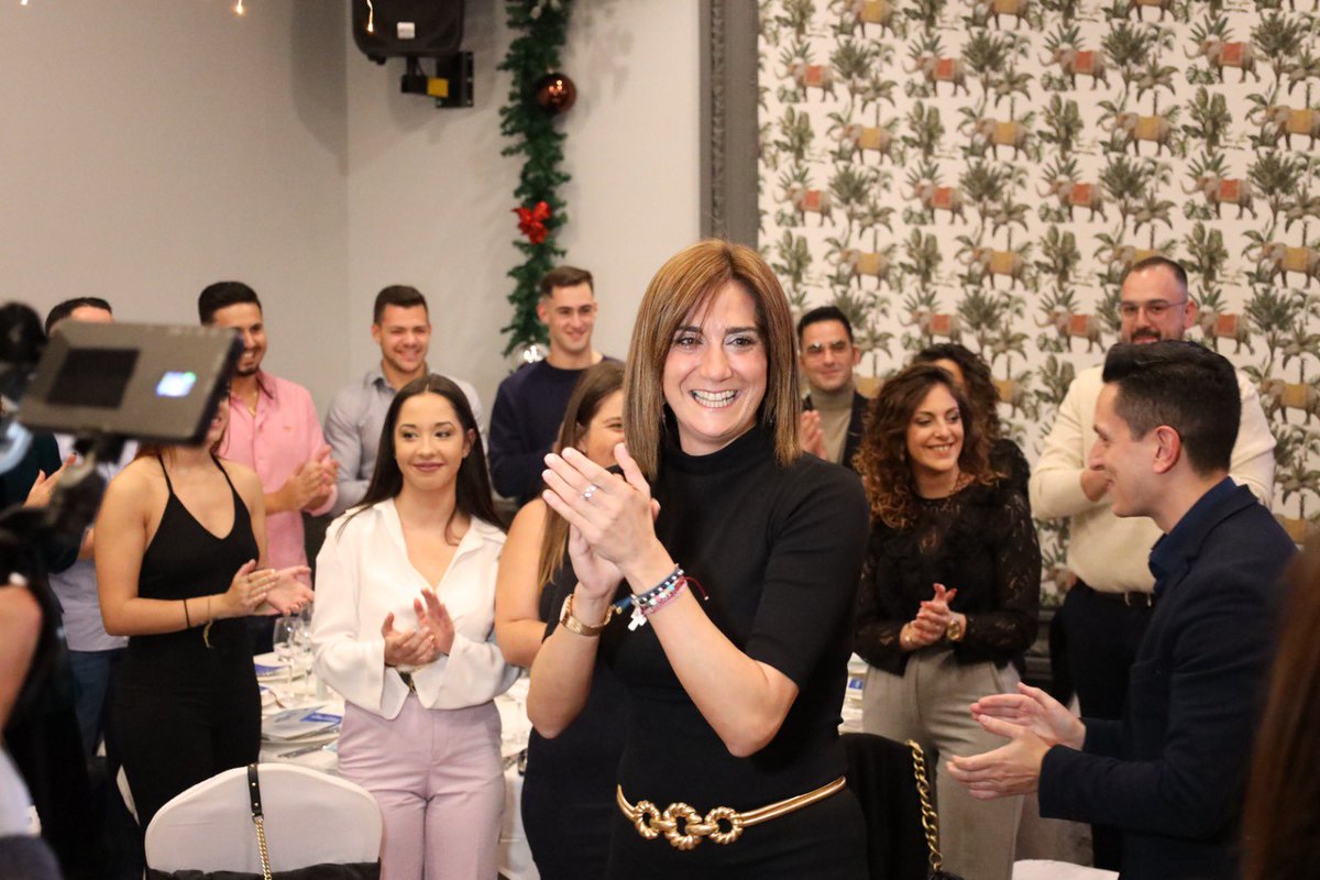Patriciaflopez's tweet photo. 🔵🫂Esta es la gran familia del Partido Popular de Archena🫂🔵

🙌 🎄🙌Gracias a los más de 400 afiliados y simpatizantes que nos acompañasteis en nuestra tradicional cena de #Navidad 

💪8⃣Un paso más hacia la octava mayoría consecutiva del PP en Archena.

➕#SumandoContigo➕ https://t.co/E501fQ2MY3