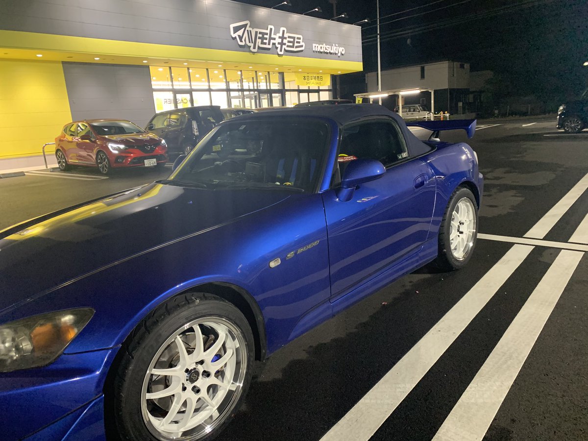 bayyata_s2000's tweet photo. 買い物に行ったら夜の光で白ホイールが映える☆*:.。. o(≧▽≦)o .。.:*☆
基本推しチームのスポンサーさんで買い物しなきゃ😆
#S2000
#ENKEI
#PF01SS https://t.co/yu6wvBFg0i