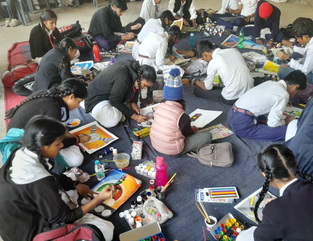 #वाराणसी यातायात लाइन में सड़क सुरक्षा जीवन रक्षा के संबंध में ट्रैफिक के साइन और नियमों के प्रति जागरूकता फैलाने के उद्देश्य से "चित्रकला प्रतियोगिता" का आयोजन कराया गया, जिसमें विभिन्न विद्यालयों के बच्चों ने उत्साह पूर्वक भाग लिया।
<a href="/Uppolice/">UP POLICE</a> <a href="/uptrafficpolice/">UP Traffic Police</a> <a href="/SatishBharadwaj/">A. Satish Ganesh🇮🇳</a>