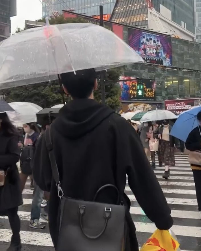 do0_lluvia's tweet photo. 도영이 이거 포켓몬 센터 쇼핑백이라는데ㅋㅋㅋ포켓몬 스토어 가서 뭐 많이 샀나봐ㅋㅋ https://t.co/FO2i9JbJMI
