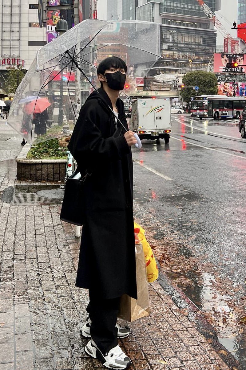 do0_lluvia's tweet photo. 도영이 이거 포켓몬 센터 쇼핑백이라는데ㅋㅋㅋ포켓몬 스토어 가서 뭐 많이 샀나봐ㅋㅋ https://t.co/FO2i9JbJMI