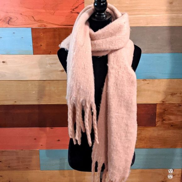CAMPOS17's tweet photo. So good I had to share! Check out all the items I'm loving on @Poshmarkapp from @73c5bda246a94a8 #poshmark #fashion #style #shopmycloset #skims: https://t.co/YrH4Jba4PY https://t.co/UiWRm2bAno
