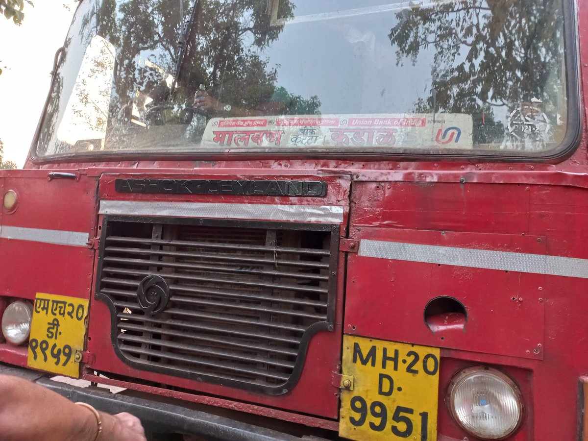 AjayKudav's tweet photo. MH२० D 9951 the driver was injured due to faulty gear. He was forced to ply the same faulty bus from workshop despite his refusal
#msrtc #eknathshinde #DevendraFadnavis https://t.co/LYUnNLK6vQ