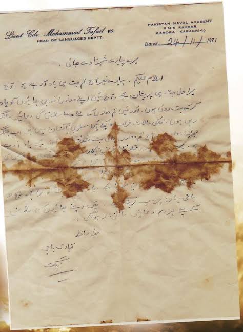 figurefacts5's tweet photo. In 1971 War,Capt before going on attack recieved a letter from his elder sister saying that his duty to defend Pak shd come first superceding all concerns including his family.Capt got injured,his blood soaked the letter &amp; motivational words of his sister https://t.co/m0KeS6Z8dn https://t.co/f2oICNuPAM