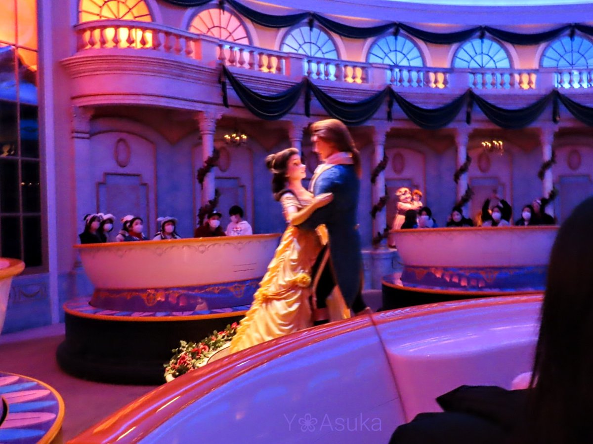 yumeasutw's tweet photo. 🏰🎈夢の国へ✨  ⑥

#美女と野獣魔法のものがたり 🌹
いよいよティーカップ型のライドに乗って物語を巡ります☕
最後は呪いが解けた
王子様とベルのダンスシーン🎶
美しい #ステンドグラス と
 #魔法のバラ 🌹✨

#東京ディズニーランド
#TDL
#20年ぶりの夢の国
#11月20日訪問
#a2022 #a1126 #a202211 https://t.co/NmfhGFJpur
