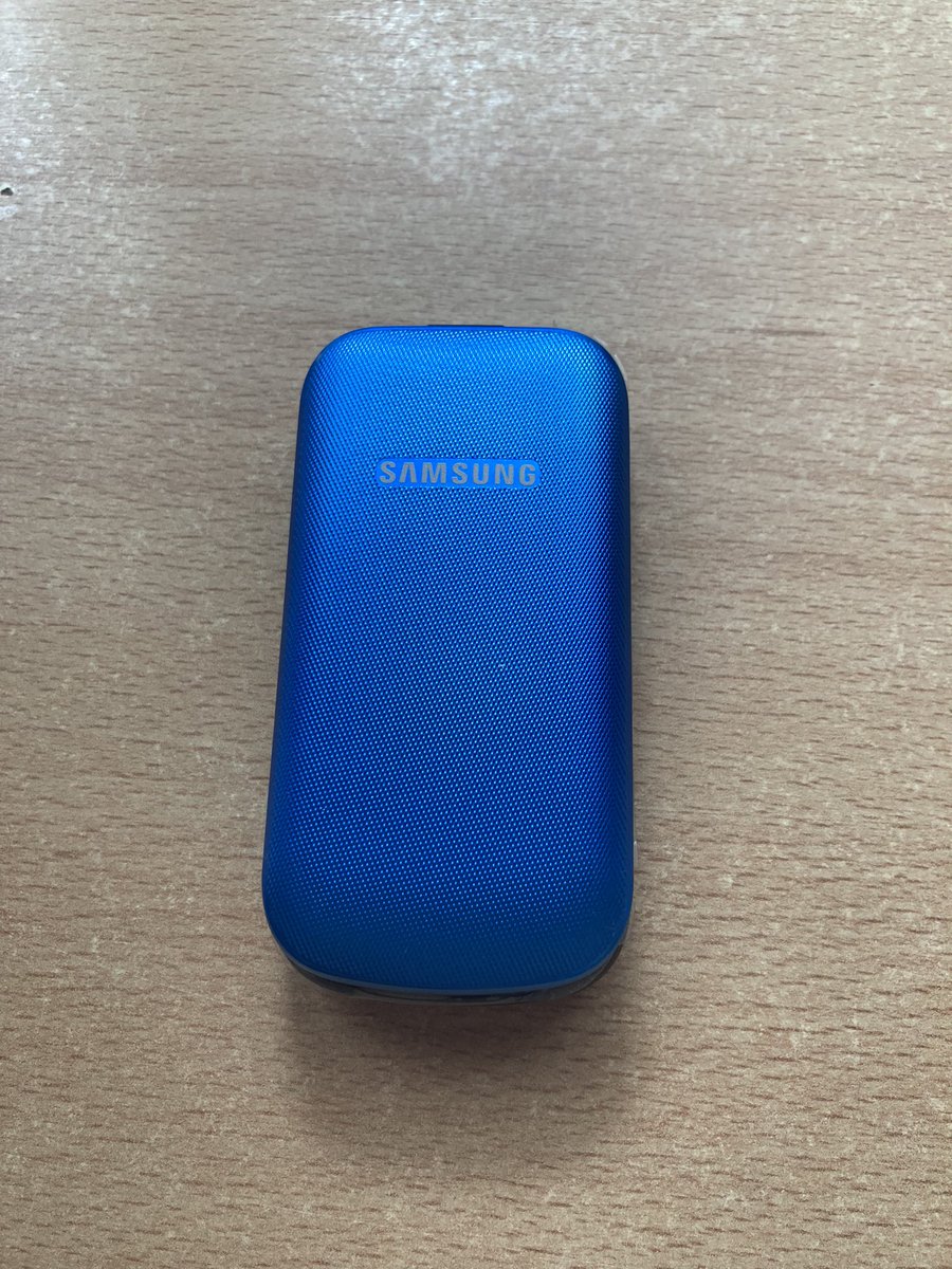 IkerRevu's tweet photo. Samsung concha de tu madre nuevo y sin usar. #BFSamsung #SamsungXIbai https://t.co/cGZZgK8YLD