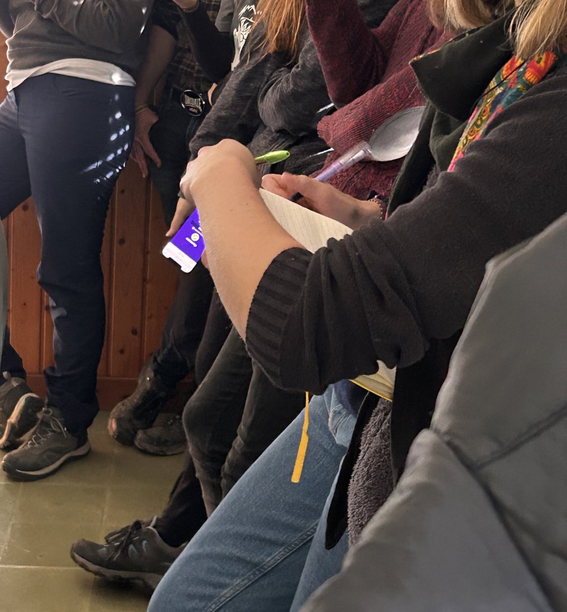 trobada_'s tweet photo. 👨🏽‍🏫Fernando Romanos nos ye amostrando o lexico cheso! Dimpués lo emplegare-mos con a chent d'o lugar quan baixemos ta la carrera.

📝Que goyo nos fa saber lo rica que ye a nuestra luenga. https://t.co/i4k2xfm9LK