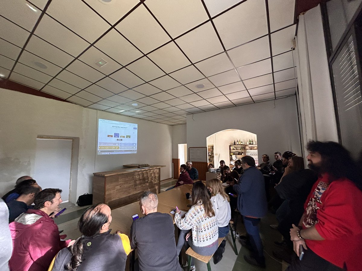 trobada_'s tweet photo. 👨🏽‍🏫Fernando Romanos nos ye amostrando o lexico cheso! Dimpués lo emplegare-mos con a chent d'o lugar quan baixemos ta la carrera.

📝Que goyo nos fa saber lo rica que ye a nuestra luenga. https://t.co/i4k2xfm9LK