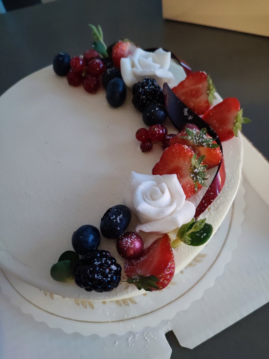 riittanissinen2's tweet photo. Tänään vähän kakkuu🎂 #birdthday https://t.co/mystr0bG5H