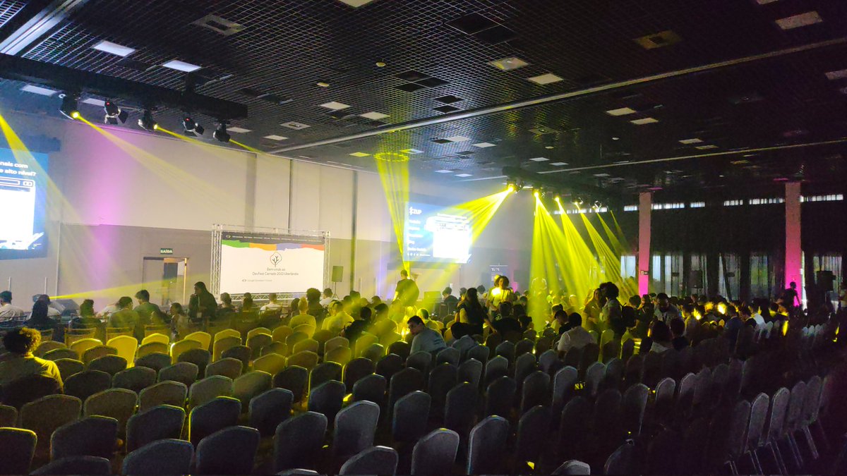 nglauber's tweet photo. Marcando presença no #DevFestCerrado 2022 em Uberlândia.
800 pessoas!!!! Auditório lotado 🤯 https://t.co/iUIv4Xyn74