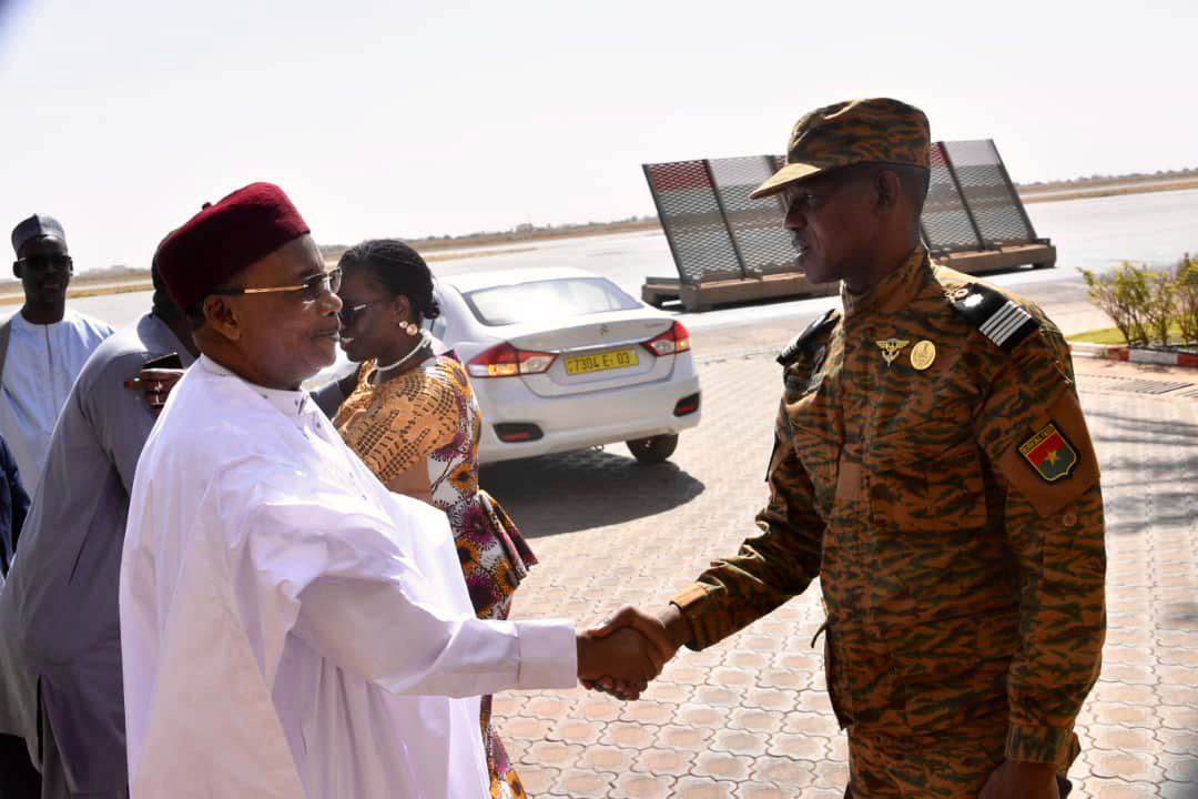 FondationIM's tweet photo. SEM @IssoufouMhm Ancien Président du Niger, Médiateur de la CEDEAO pour le Burkina Faso, est arrivé ce 26/11/22 à Ouagadougou pour une visite de travail. Il a été accueilli à son arrivée par SEMme Olivia Ragnagnewendé, Ministre en Charge des Affaires Etrangères du Faso. https://t.co/BVL44v67fh