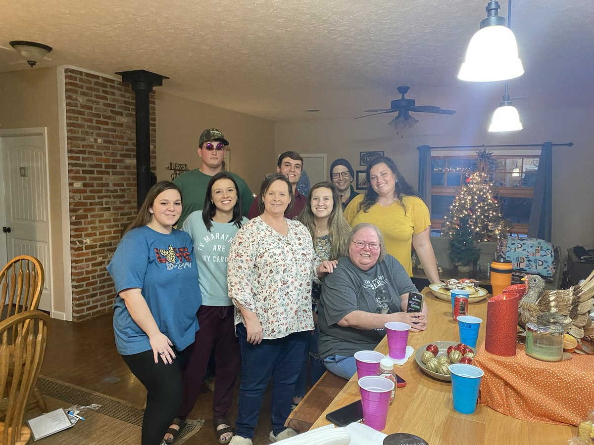 echristie19's tweet photo. Thanksgiving with my favorites https://t.co/PigCwK16Qy