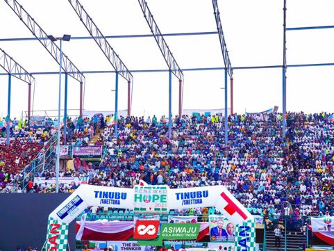 Are you sure the whole Lagos is not in Teslim Balogun Stadium?😂 E choke 👌
#BATHomeComing