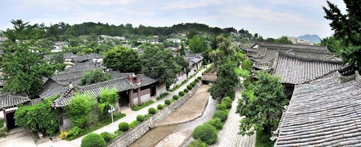 AAlawkranyt's tweet photo. - إطلالة بانورامية على فندق Kaesong Folk Inn -
#كوريا_الشمالية https://t.co/cVEhb4MNH6