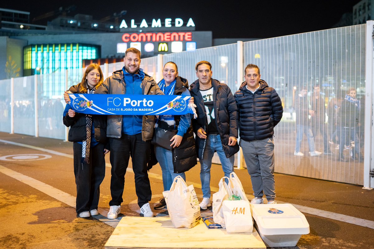 FCPorto's tweet photo. Juntos fomos mais fortes 🙌 Muito obrigado a todos os que ajudaram e contribuíram para a campanha Fome Zero 💙
#FCPCDM #TaçadaLiga https://t.co/NB5FcBijlB