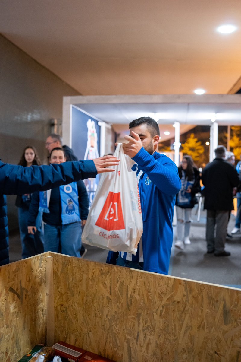 FCPorto's tweet photo. Juntos fomos mais fortes 🙌 Muito obrigado a todos os que ajudaram e contribuíram para a campanha Fome Zero 💙
#FCPCDM #TaçadaLiga https://t.co/NB5FcBijlB