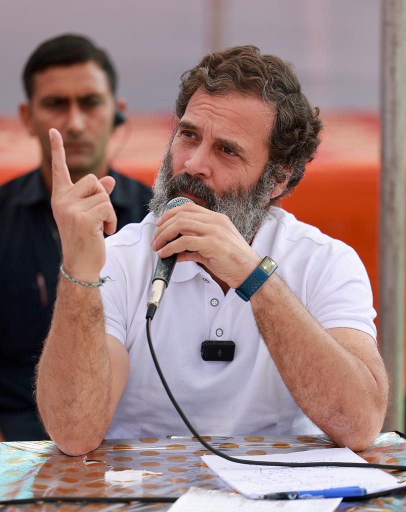 SevadalMBI's tweet photo. Shri @RahulGandhi in conversation with MSME owners &amp; handloom workers in Madhya Pradesh.
 
#BharatJodoYatra has been voicing the concerns of small businesses shattered by GST imposition and poor policies of the BJP. https://t.co/ZWPF6gFacH