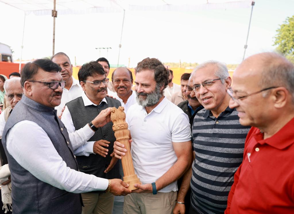 SevadalMBI's tweet photo. Shri @RahulGandhi in conversation with MSME owners &amp; handloom workers in Madhya Pradesh.
 
#BharatJodoYatra has been voicing the concerns of small businesses shattered by GST imposition and poor policies of the BJP. https://t.co/ZWPF6gFacH