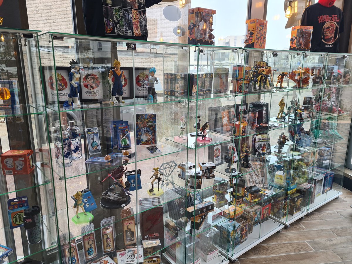 DrNostal's tweet photo. Quel plaisir d'avoir #geekfactory qui ouvre à 500m de chez moi🥰je vais économiser quelques aller-retour à république.Ils sont super cool mais le seul problème pour eux c'est qu'ils vont devoir se préparer psychologiquement à ce que je leur tienne la jambe😅
#manga #anime #jeux https://t.co/QKEpufP9Pl