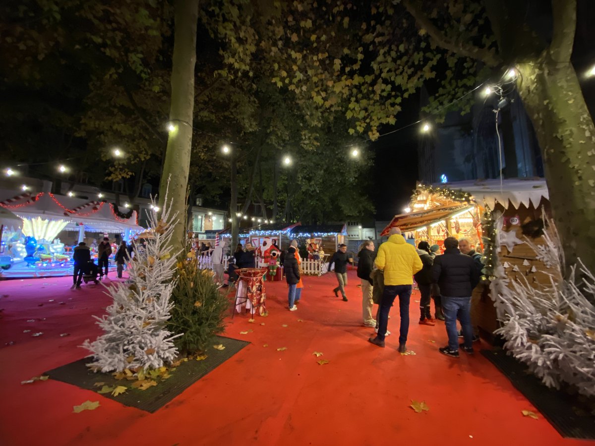 VilleArras's tweet photo. 🎄 Vous êtes nombreux à nous demander les horaires de la Ville de Noël 
➡ Les chalets de la Ville de Noël : 
🎄 Ce samedi, jusque 22h
🎄 Demain, dimanche, de 10h à 20h30. 
➡ La Maison du Père Noël : 
🎅🏻 Samedi : de 15h à 20h,
🎅🏻 Dimanche : 15h à 19h. https://t.co/FpvEgMRaYo