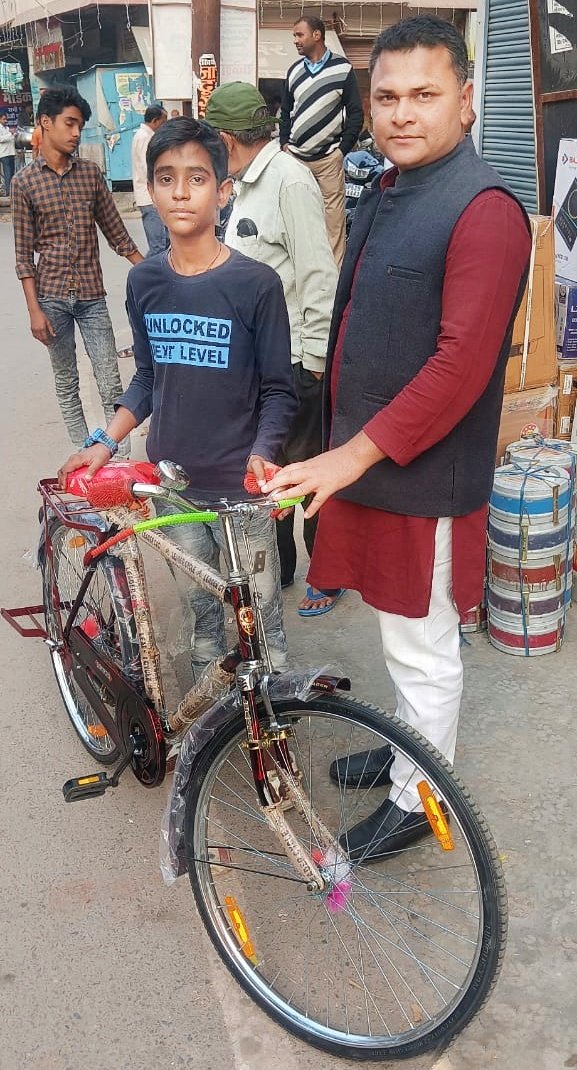 santoshdeoriadt's tweet image. ✍️धन्यवाद देवरिया -!
व्यापार मंडल मदनपुर के (अध्यक्ष) इजहार खान ने बच्चे के चेहरे पर दिया खुशियों की मुस्कान-!
#देवरिया कल महर्षि देवरहा बाबा मेडिकल देवरिया के इमरजेंसी से इस बच्चे की साईकल चोरी होगी, देवरिया टाइम्स ने इसके दर्द के साथ देवरिया पुलिस पर सवाल खड़ा कर दिया था!