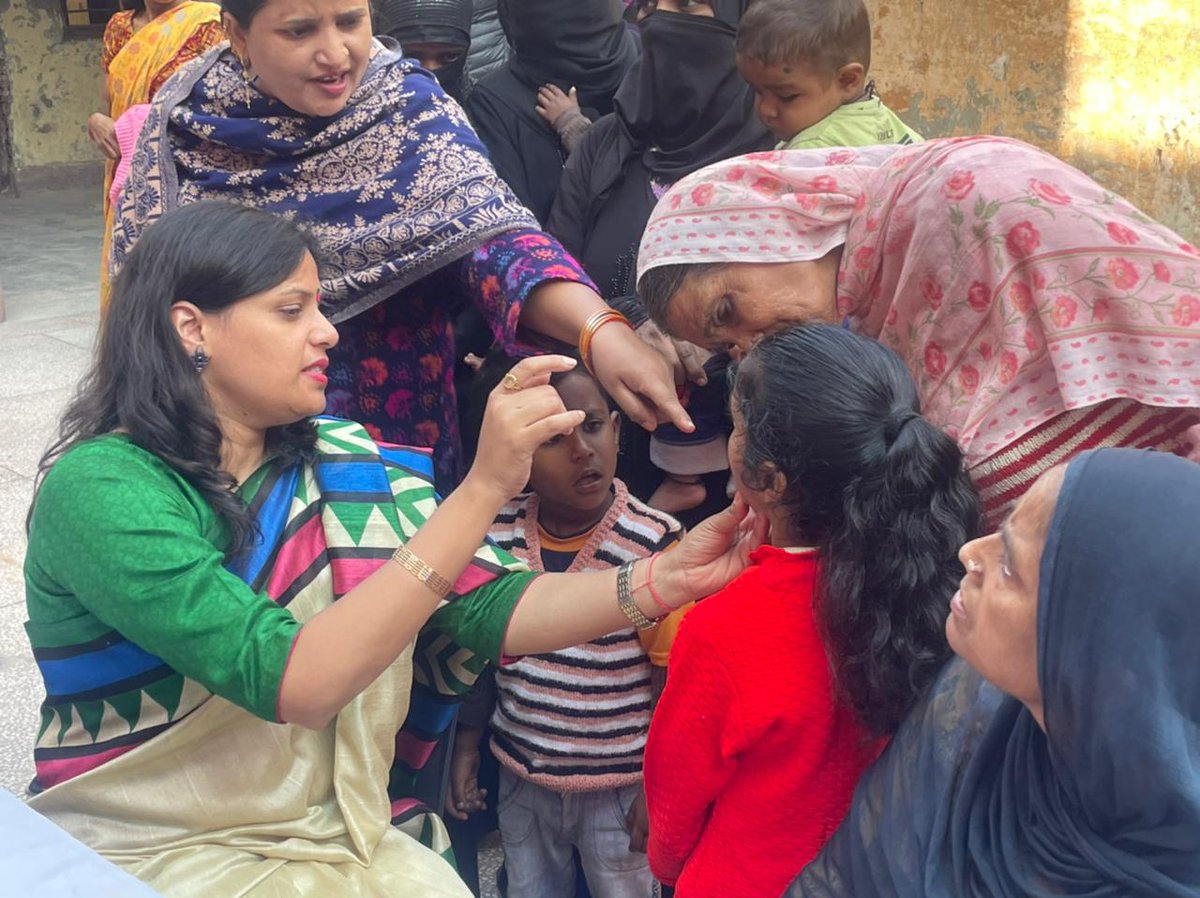 AsthaDo's tweet photo. आज मोहल्ला, खुशी मल वार्ड नंबर 17 नगर पीलीभीत में डॉo आस्था अग्रवाल जी के द्वारा लगाए गए निशुल्क चिकित्सा कैंप में जो कि लगातार चल रहा है। 250 से प्लस मरीजों ने पाई निशुल्क जांच और दवा डॉक्टर साहब के निशुल्क कैंप https://t.co/WbNSmWSLIX