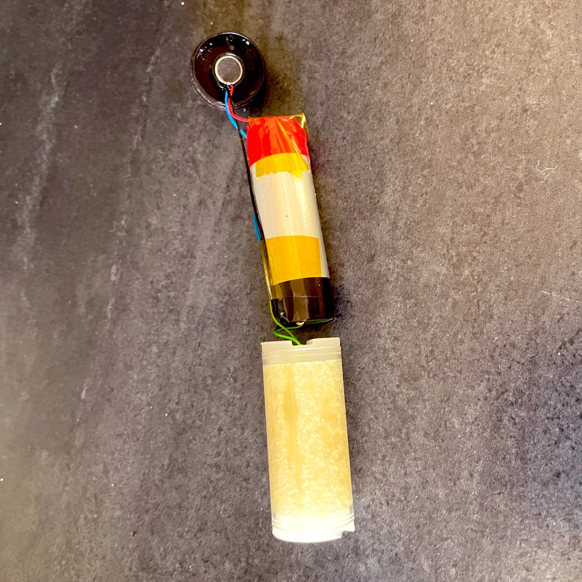 franzramo's tweet photo. Non ce n’est pas une bombe.. simplement l’intérieur d’une PUFF #PUFF à mettre entre les lèvres!?#bouche #abe #danger #cigarettes #rts #health #healthcare #explosif #tnt https://t.co/XUDsbiAKiq