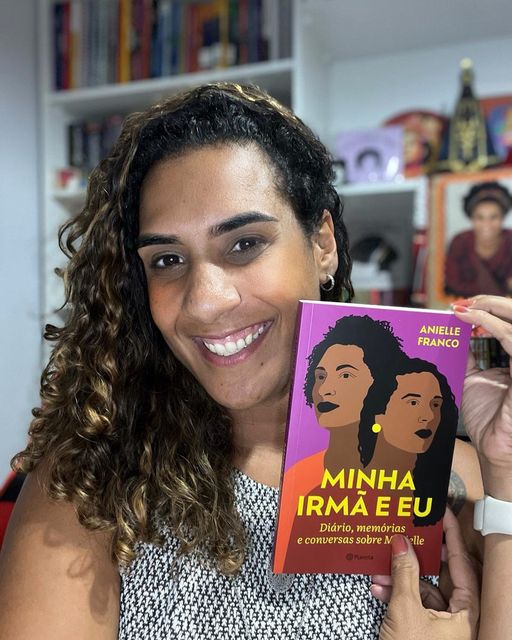 Mídia NINJA on Twitter: "Anielle Franco (@aniellefranco) lança diário que escreve desde a morte da irmã Marielle. Obra “Minha irmã e eu” traz relatos e lembranças da relação entre a educadora e