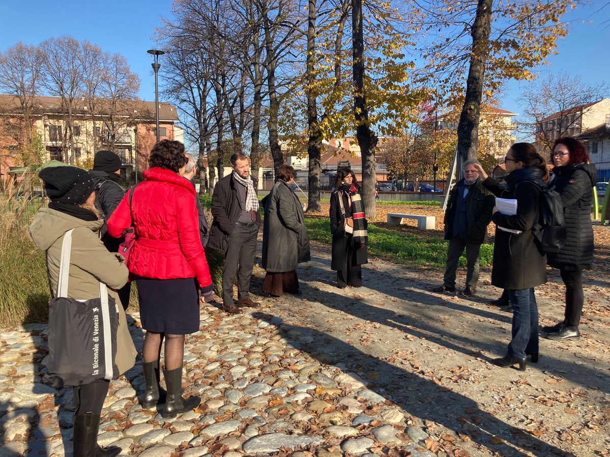 amarchitettura's tweet image. La sindaca di #Settimo #Piastra illustra le realizzazioni di un parco per i bambini
Questi sono “i pensieri gentili” che vengono lasciati nel parco e gli avventori possono portarseli via