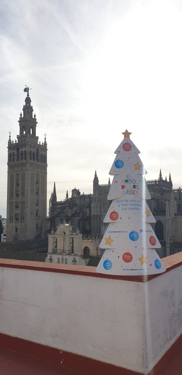 La magia del #ÁrboldelosSueños llena esta Navidad cada rincón de #Andalucía para cumplir los deseos de 6.000 niños en situación de vulnerabilidad.¿Nos ayudas desde #Sevilla?
💌 Recoge tu carta en @caixabank.
 🎁 Consigue su regalo.
✨ Cumple su sueño.
#CABKAcciónSocial