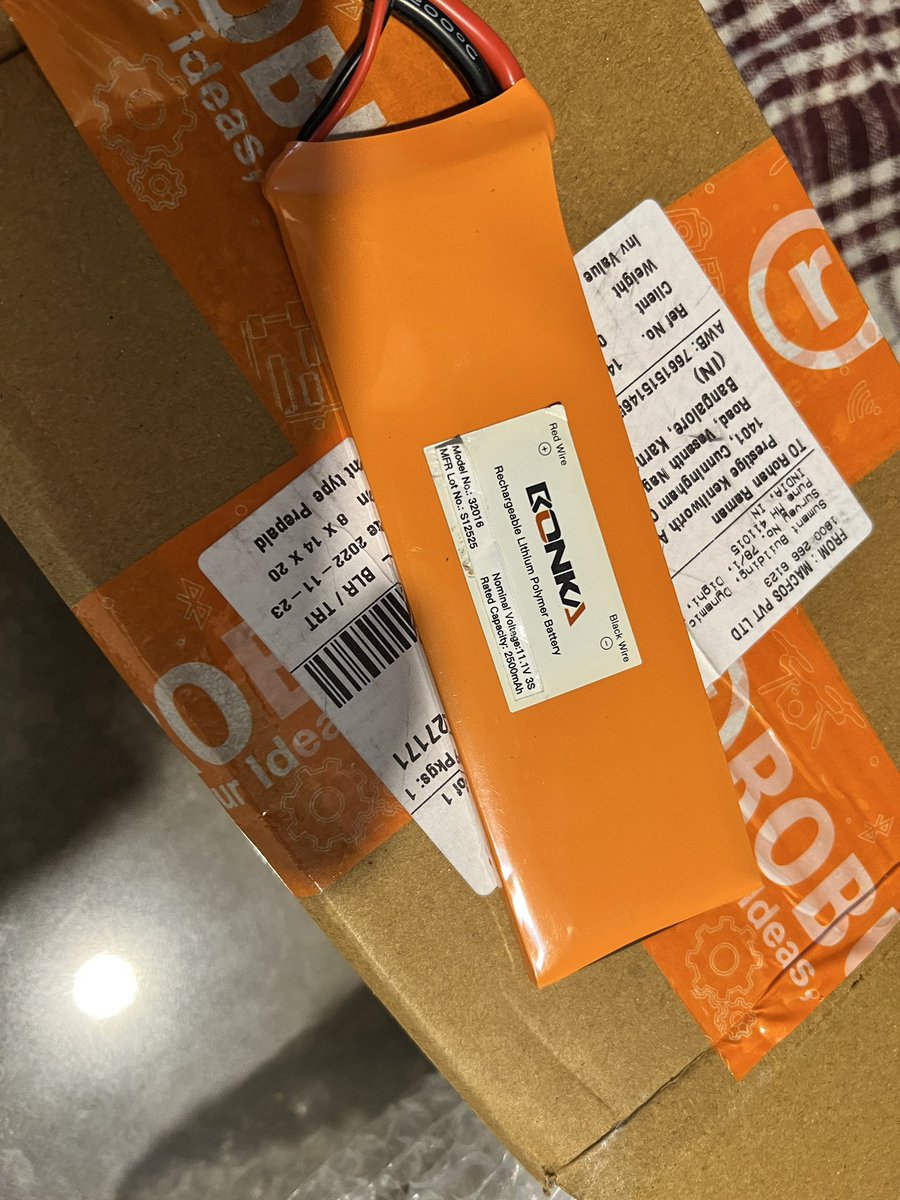 rohraman's tweet photo. @robulabs you guys sent me a fake battery and one that didn’t work as advertised. Then ask me to send it back to you to examine, only to send it back to me saying this is not our product and we cannot help you. Here is the product I ordered and here is the one you shipped me. https://t.co/a1BxVf6kKB