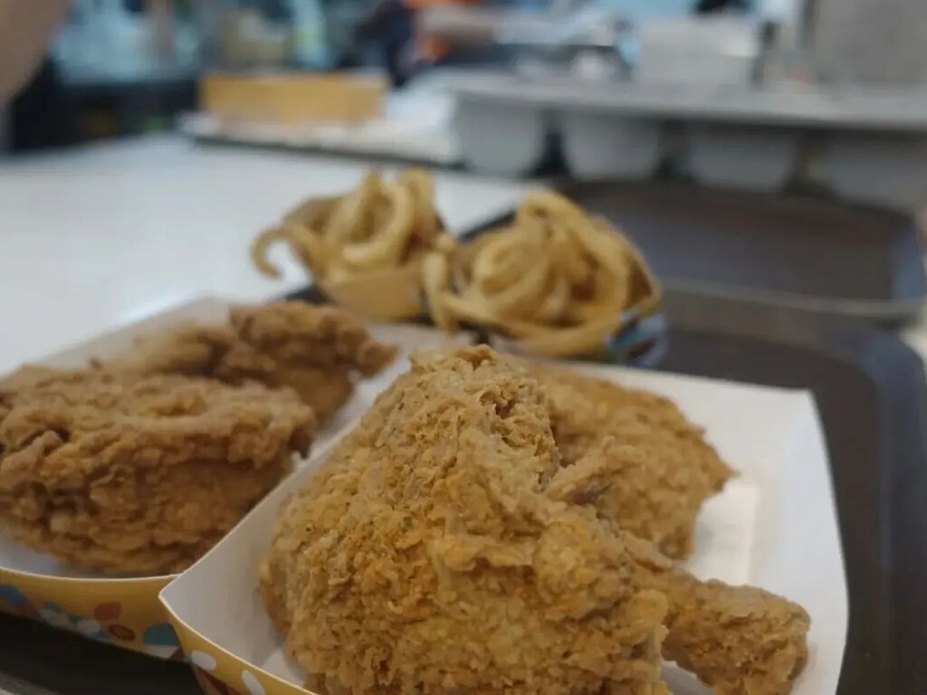 orangsabahweb's tweet photo. A&amp;W buka sudah start besok guys! 27/11/2022. Untung lah urang Inanam!

Alamat:

A&amp;W INANAM
LOT 6 &amp; 7, GF, COMMERCIAL SHOPLOTS, GOLDEN HILL COMMERCIAL PARK, MILE 7.5, JALAN TUARAN INANAM, 88450 KOTA KINABALU. https://t.co/mkbLJXoTkw