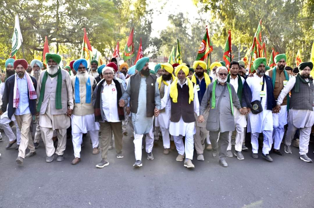 NeelkamalPb's tweet photo. Hand in hand, #Punjab farmer leaders join hands in taking fight to state capital for pending demands of #DelhiMorcha, hands over memorandum to Governor #BLPurohit in the name of @rashtrapatibhvn https://t.co/mbGwHEtO7X