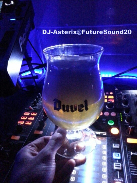 FutureSound20's tweet photo. Happy Saturday enjoy the weekend friends !! #HappyWeekend #studio #sortingtracksout #SaturdayVibes https://t.co/hZkmRR3NdA