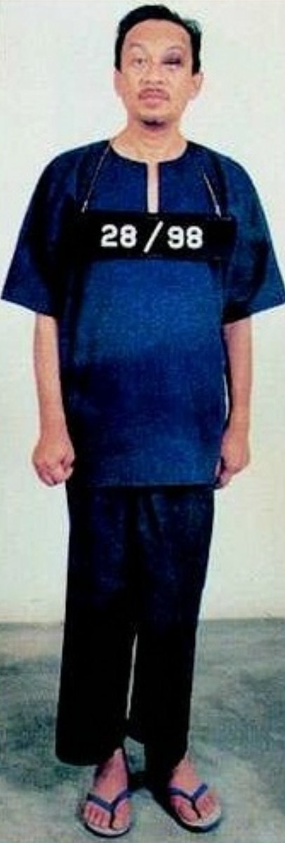 TitanKong's tweet image. Mata DSAI lebam di dlm tahanan polis pada 1998. Dalam keadaan separuh sedar, darah keluar dari mulut dan hidung, Anwar dinafikan hak mendapat rawatan. Malah dipaksa menandatangani perintah tahanan ISA.